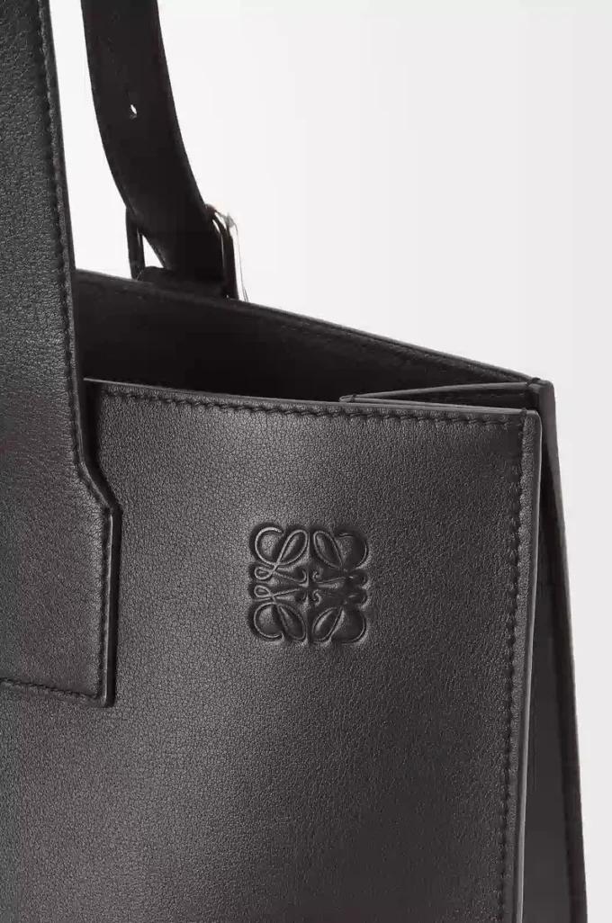 Buckle horisontell tote i klassiskt kalvskinn Svart Buckle horisontell tote i klassiskt kalvskinn Svart