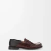 Campo loafers med flik bak i präglat kalvskinn och nappalammskinn Mörkbrun/svart