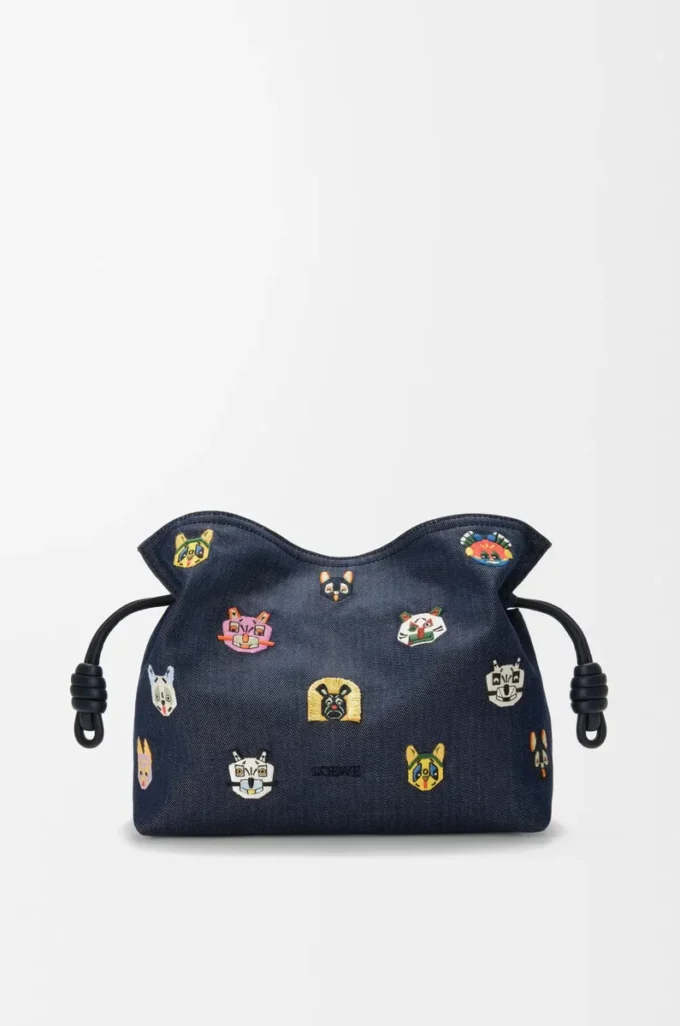 Cats medium Flamenco-clutch i broderad denim Blå Cats medium Flamenco-clutch i broderad denim Blå