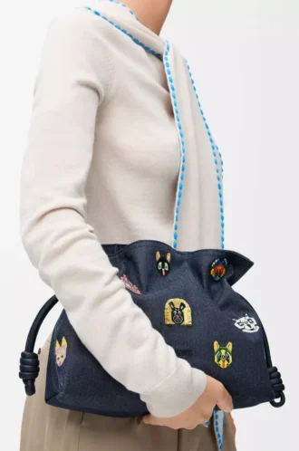 Cats medium Flamenco-clutch i broderad denim Blå