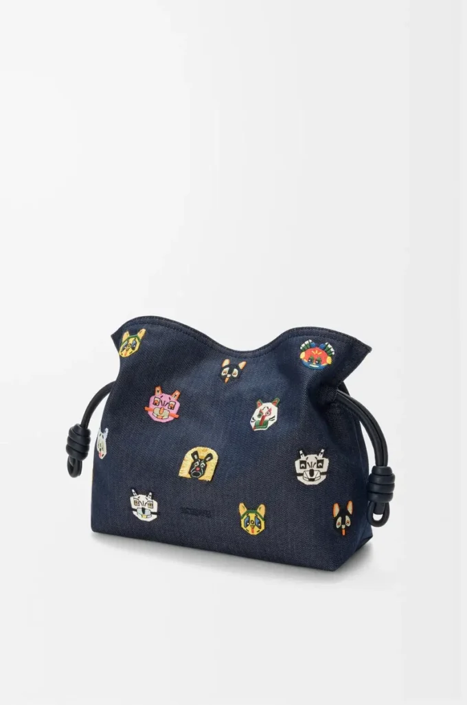 Cats medium Flamenco-clutch i broderad denim Blå Cats medium Flamenco-clutch i broderad denim Blå