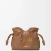 Cats mini Flamenco-clutch i nappa kalvskinn Mocha Cats mini Flamenco-clutch i nappa kalvskinn Mocha