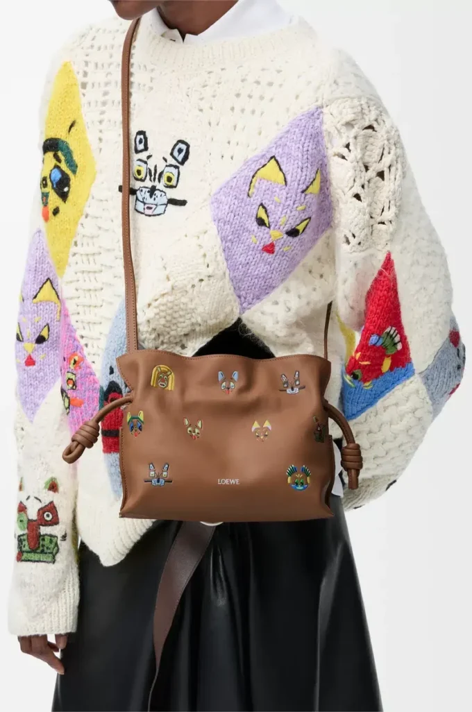 Cats mini Flamenco-clutch i nappa kalvskinn Mocha Cats mini Flamenco-clutch i nappa kalvskinn Mocha