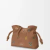 Cats mini Flamenco-clutch i nappa kalvskinn Mocha Cats mini Flamenco-clutch i nappa kalvskinn Mocha