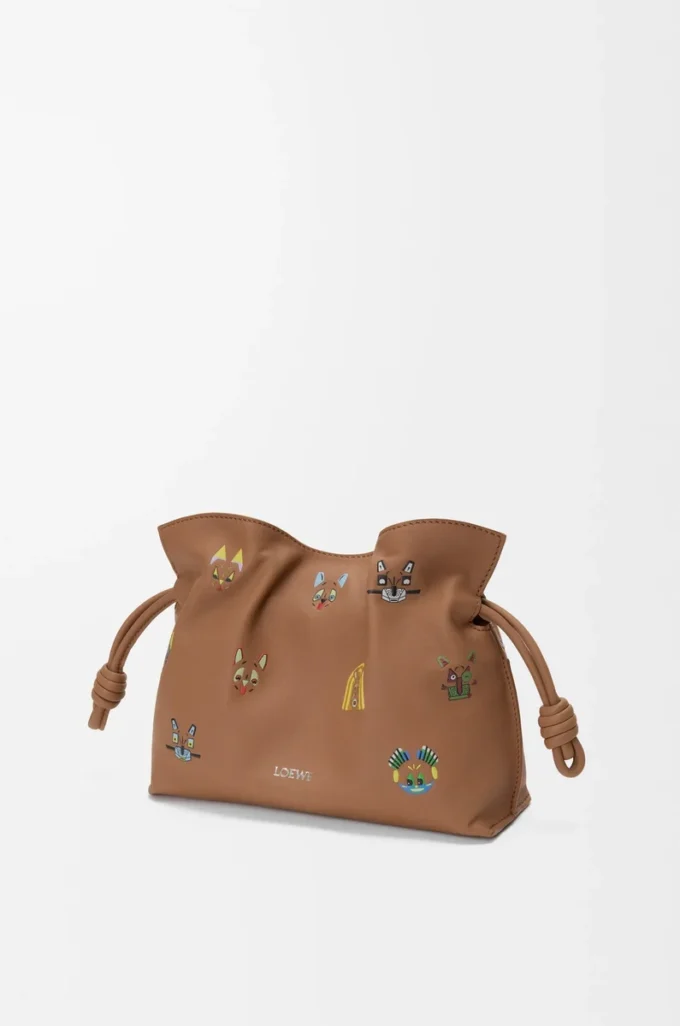 Cats mini Flamenco-clutch i nappa kalvskinn Mocha Cats mini Flamenco-clutch i nappa kalvskinn Mocha