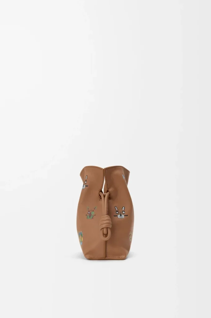 Cats mini Flamenco-clutch i nappa kalvskinn Mocha Cats mini Flamenco-clutch i nappa kalvskinn Mocha