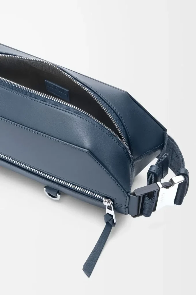 Convertible sling i klassiskt kalvskinn Indigo Dye Convertible sling i klassiskt kalvskinn Indigo Dye