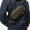 Convertible sling i klassiskt kalvskinn, mörk khaki Convertible sling i klassiskt kalvskinn, mörk khaki