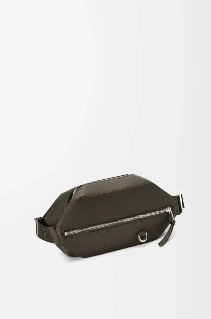 Convertible sling i klassiskt kalvskinn, mörk khaki Convertible sling i klassiskt kalvskinn, mörk khaki