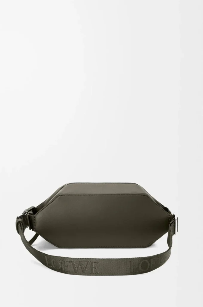 Convertible sling i klassiskt kalvskinn, mörk khaki Convertible sling i klassiskt kalvskinn, mörk khaki