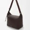 Cubi crossbody-väska i mjukt kornat kalvskinn Oxblood Cubi crossbody-väska i mjukt kornat kalvskinn Oxblood
