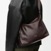 Cubi crossbody-väska i mjukt kornat kalvskinn Oxblood Cubi crossbody-väska i mjukt kornat kalvskinn Oxblood