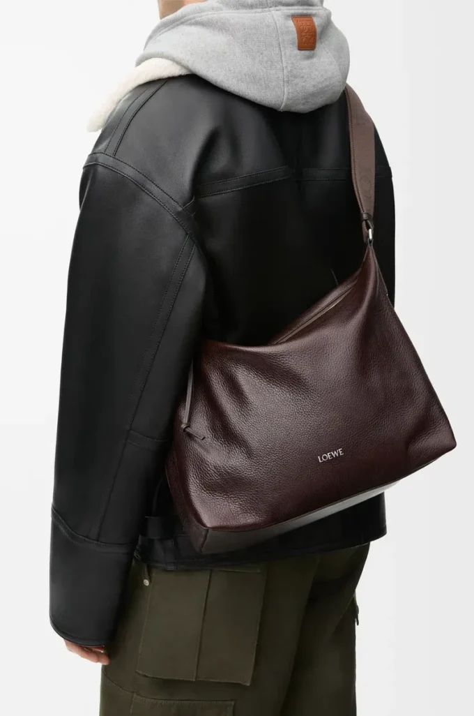 Cubi crossbody-väska i mjukt kornat kalvskinn Oxblood Cubi crossbody-väska i mjukt kornat kalvskinn Oxblood