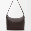 Cubi crossbody-väska i mjukt kornat kalvskinn Oxblood Cubi crossbody-väska i mjukt kornat kalvskinn Oxblood