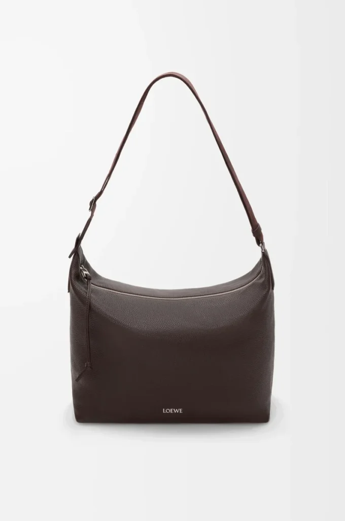 Cubi crossbody-väska i mjukt kornat kalvskinn Oxblood Cubi crossbody-väska i mjukt kornat kalvskinn Oxblood