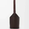 Cubi crossbody-väska i mjukt kornat kalvskinn Oxblood Cubi crossbody-väska i mjukt kornat kalvskinn Oxblood