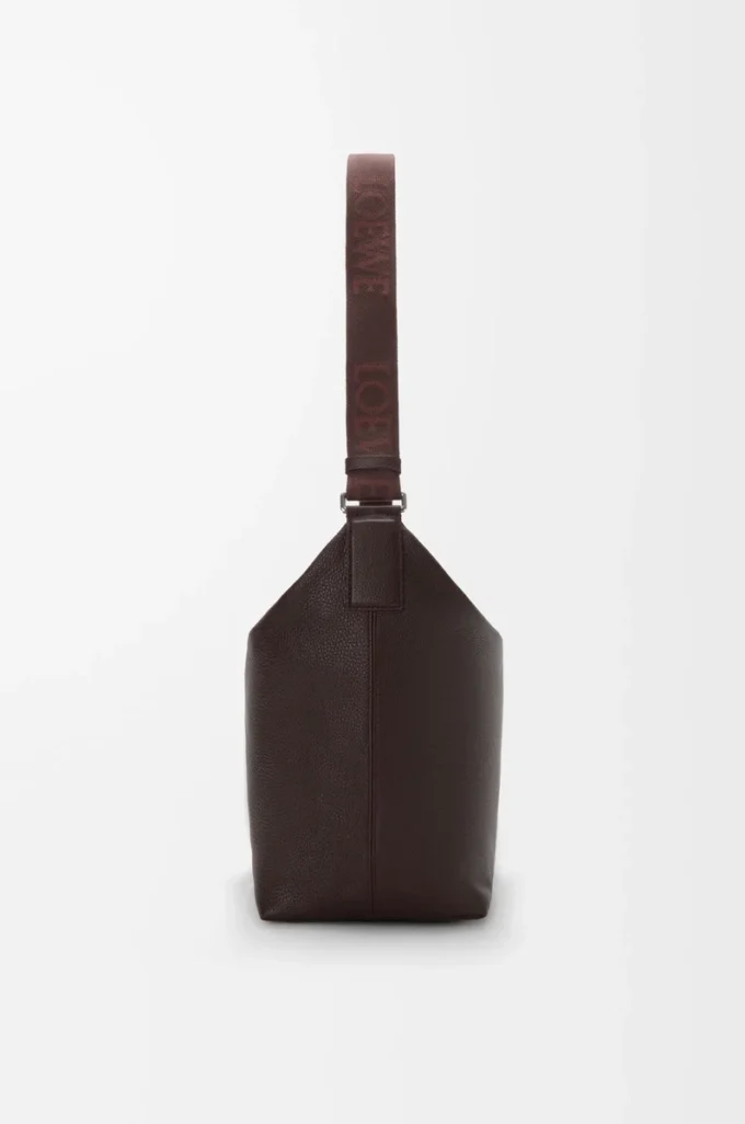 Cubi crossbody-väska i mjukt kornat kalvskinn Oxblood Cubi crossbody-väska i mjukt kornat kalvskinn Oxblood