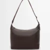Cubi crossbody-väska i mjukt kornat kalvskinn Oxblood Cubi crossbody-väska i mjukt kornat kalvskinn Oxblood