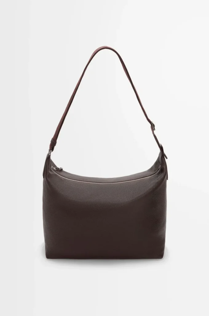 Cubi crossbody-väska i mjukt kornat kalvskinn Oxblood Cubi crossbody-väska i mjukt kornat kalvskinn Oxblood