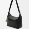 Cubi crossbody-väska i mjukt kornat kalvskinn Svart Cubi crossbody-väska i mjukt kornat kalvskinn Svart