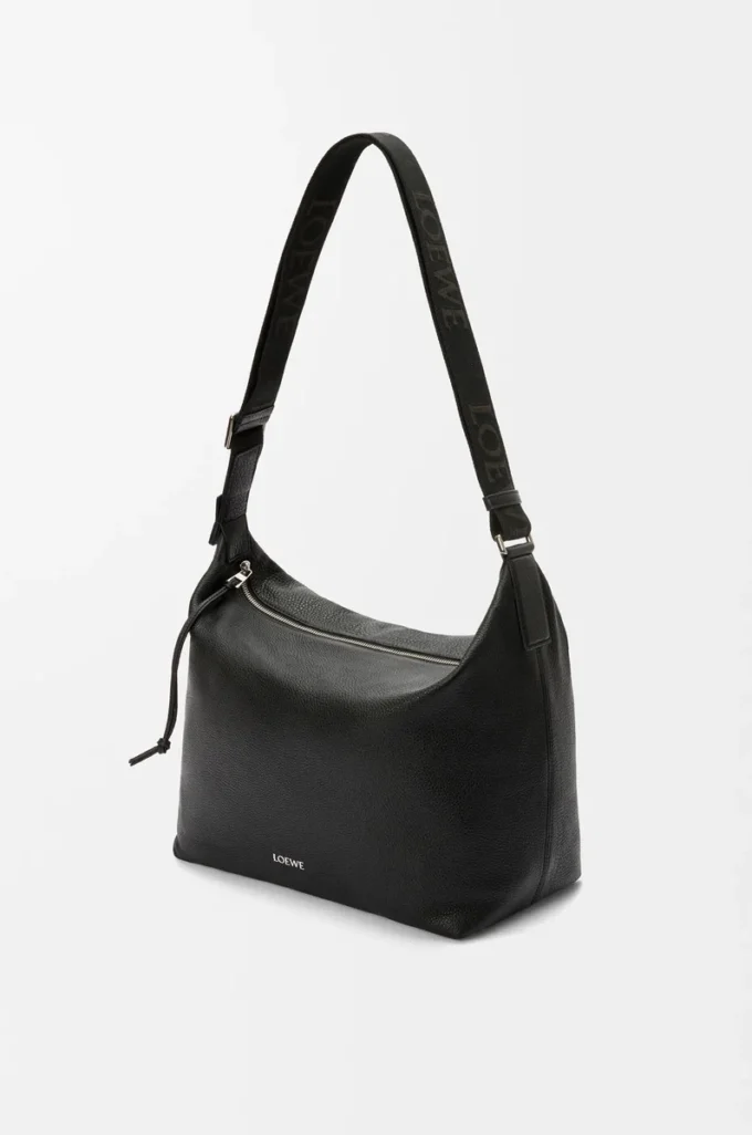 Cubi crossbody-väska i mjukt kornat kalvskinn Svart Cubi crossbody-väska i mjukt kornat kalvskinn Svart