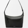 Cubi crossbody-väska i mjukt kornat kalvskinn Svart Cubi crossbody-väska i mjukt kornat kalvskinn Svart