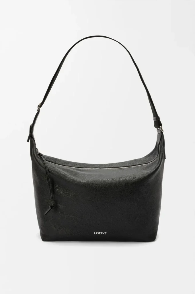 Cubi crossbody-väska i mjukt kornat kalvskinn Svart Cubi crossbody-väska i mjukt kornat kalvskinn Svart