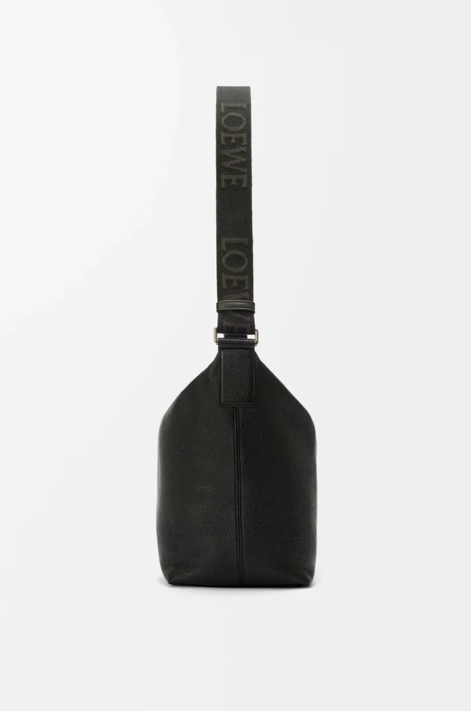 Cubi crossbody-väska i mjukt kornat kalvskinn Svart Cubi crossbody-väska i mjukt kornat kalvskinn Svart