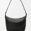 Cubi crossbody-väska i mjukt kornat kalvskinn Svart Cubi crossbody-väska i mjukt kornat kalvskinn Svart