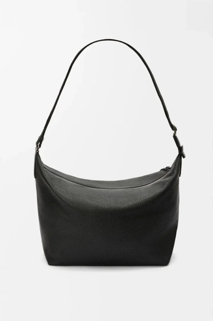 Cubi crossbody-väska i mjukt kornat kalvskinn Svart Cubi crossbody-väska i mjukt kornat kalvskinn Svart