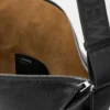 Cubi crossbody-väska i mjukt kornat kalvskinn Svart Cubi crossbody-väska i mjukt kornat kalvskinn Svart