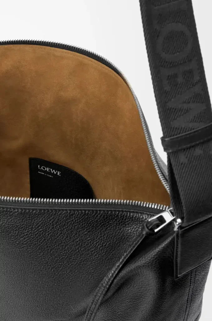 Cubi crossbody-väska i mjukt kornat kalvskinn Svart Cubi crossbody-väska i mjukt kornat kalvskinn Svart