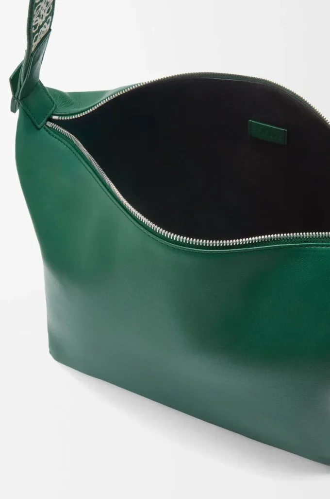 Cubi crossbody-väska i mjukt, slätt kalvskinn och jacquard Evergreen Cubi crossbody-väska i mjukt, slätt kalvskinn och jacquard Evergreen