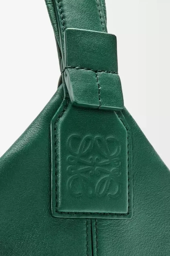 Cubi crossbody-väska i mjukt, slätt kalvskinn och jacquard Evergreen Cubi crossbody-väska i mjukt, slätt kalvskinn och jacquard Evergreen
