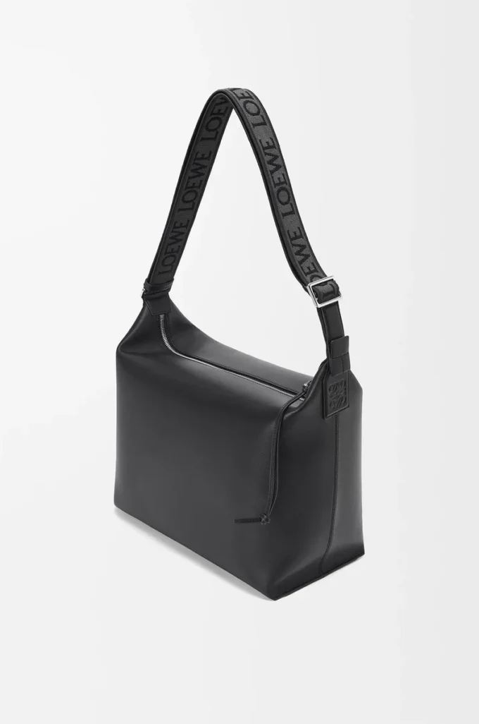 Cubi crossbody-väska i mjukt, slätt kalvskinn och jacquard, svart Cubi crossbody-väska i mjukt, slätt kalvskinn och jacquard, svart