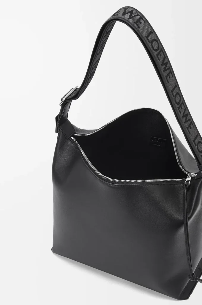 Cubi crossbody-väska i mjukt, slätt kalvskinn och jacquard, svart Cubi crossbody-väska i mjukt, slätt kalvskinn och jacquard, svart