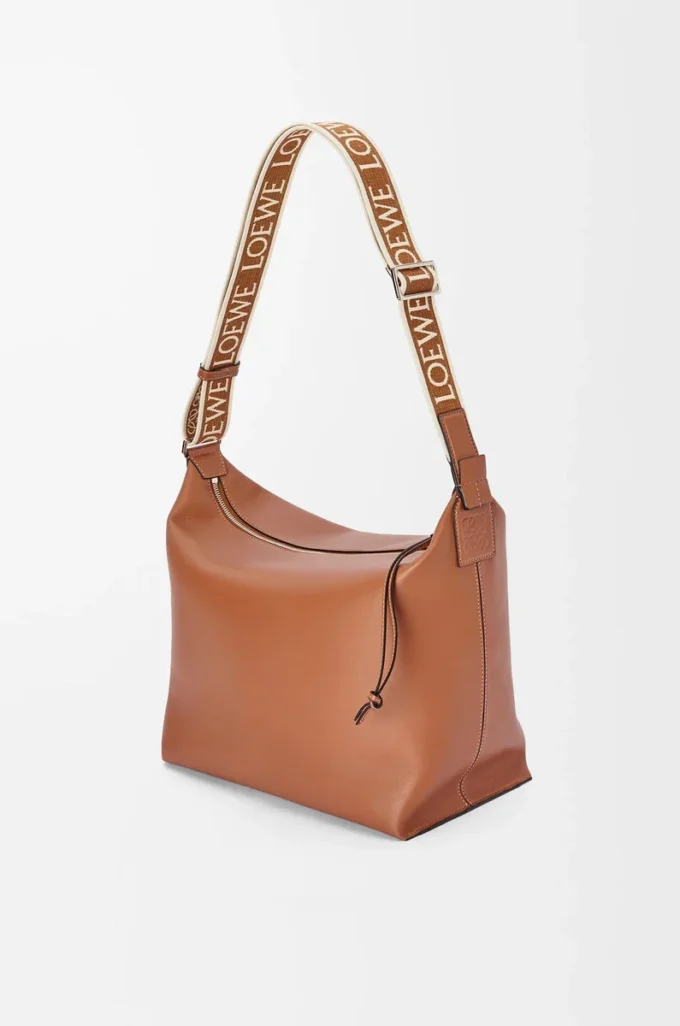 Cubi Crossbody-väska i mjukt, slätt kalvskinn och jacquard Tan Cubi Crossbody-väska i mjukt, slätt kalvskinn och jacquard Tan