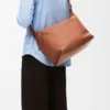 Cubi Crossbody-väska i mjukt, slätt kalvskinn och jacquard Tan Cubi Crossbody-väska i mjukt, slätt kalvskinn och jacquard Tan