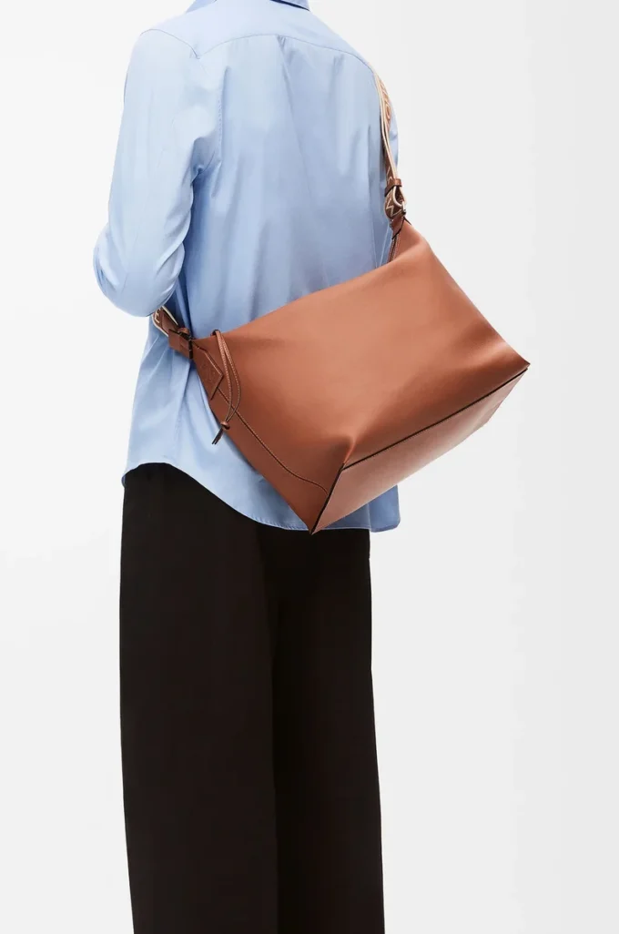 Cubi Crossbody-väska i mjukt, slätt kalvskinn och jacquard Tan Cubi Crossbody-väska i mjukt, slätt kalvskinn och jacquard Tan