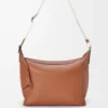 Cubi Crossbody-väska i mjukt, slätt kalvskinn och jacquard Tan Cubi Crossbody-väska i mjukt, slätt kalvskinn och jacquard Tan