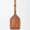 Cubi Crossbody-väska i mjukt, slätt kalvskinn och jacquard Tan Cubi Crossbody-väska i mjukt, slätt kalvskinn och jacquard Tan