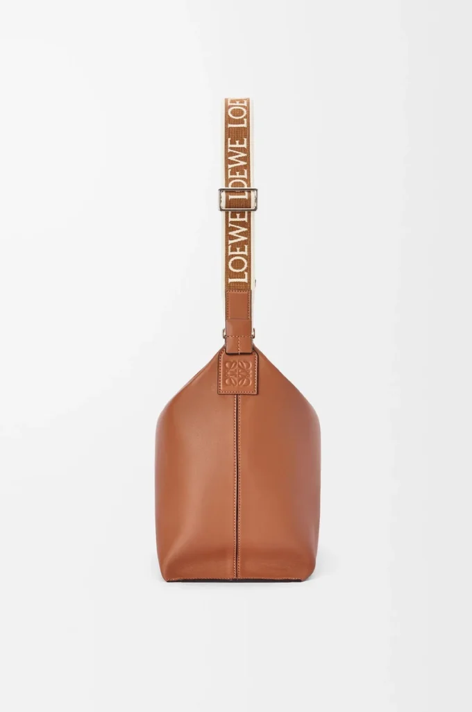 Cubi Crossbody-väska i mjukt, slätt kalvskinn och jacquard Tan Cubi Crossbody-väska i mjukt, slätt kalvskinn och jacquard Tan