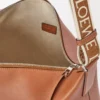 Cubi Crossbody-väska i mjukt, slätt kalvskinn och jacquard Tan Cubi Crossbody-väska i mjukt, slätt kalvskinn och jacquard Tan