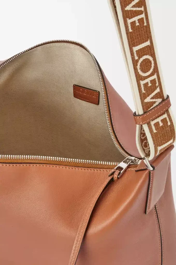 Cubi Crossbody-väska i mjukt, slätt kalvskinn och jacquard Tan Cubi Crossbody-väska i mjukt, slätt kalvskinn och jacquard Tan