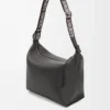 Cubi crossbody-väska i mjukt, smidigt kalvskinn och jacquard Mörkgrå Cubi crossbody-väska i mjukt, smidigt kalvskinn och jacquard Mörkgrå
