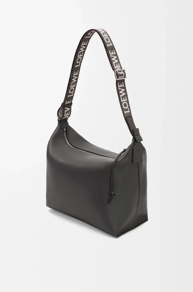 Cubi crossbody-väska i mjukt, smidigt kalvskinn och jacquard Mörkgrå Cubi crossbody-väska i mjukt, smidigt kalvskinn och jacquard Mörkgrå