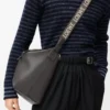 Cubi crossbody-väska i mjukt, smidigt kalvskinn och jacquard Mörkgrå Cubi crossbody-väska i mjukt, smidigt kalvskinn och jacquard Mörkgrå