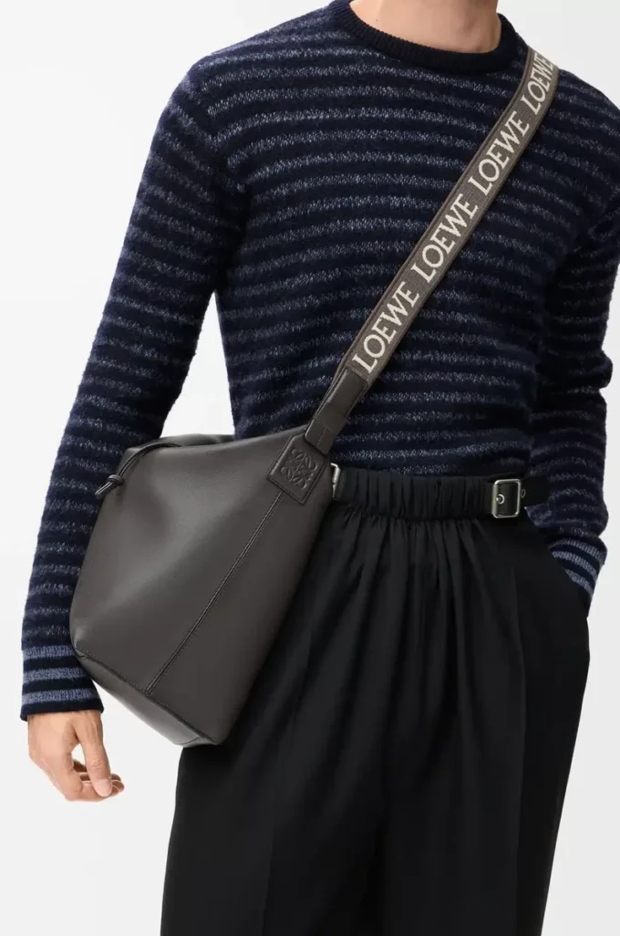 Cubi crossbody-väska i mjukt, smidigt kalvskinn och jacquard Mörkgrå Cubi crossbody-väska i mjukt, smidigt kalvskinn och jacquard Mörkgrå