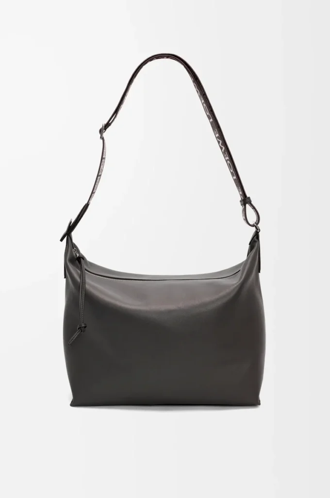 Cubi crossbody-väska i mjukt, smidigt kalvskinn och jacquard Mörkgrå Cubi crossbody-väska i mjukt, smidigt kalvskinn och jacquard Mörkgrå