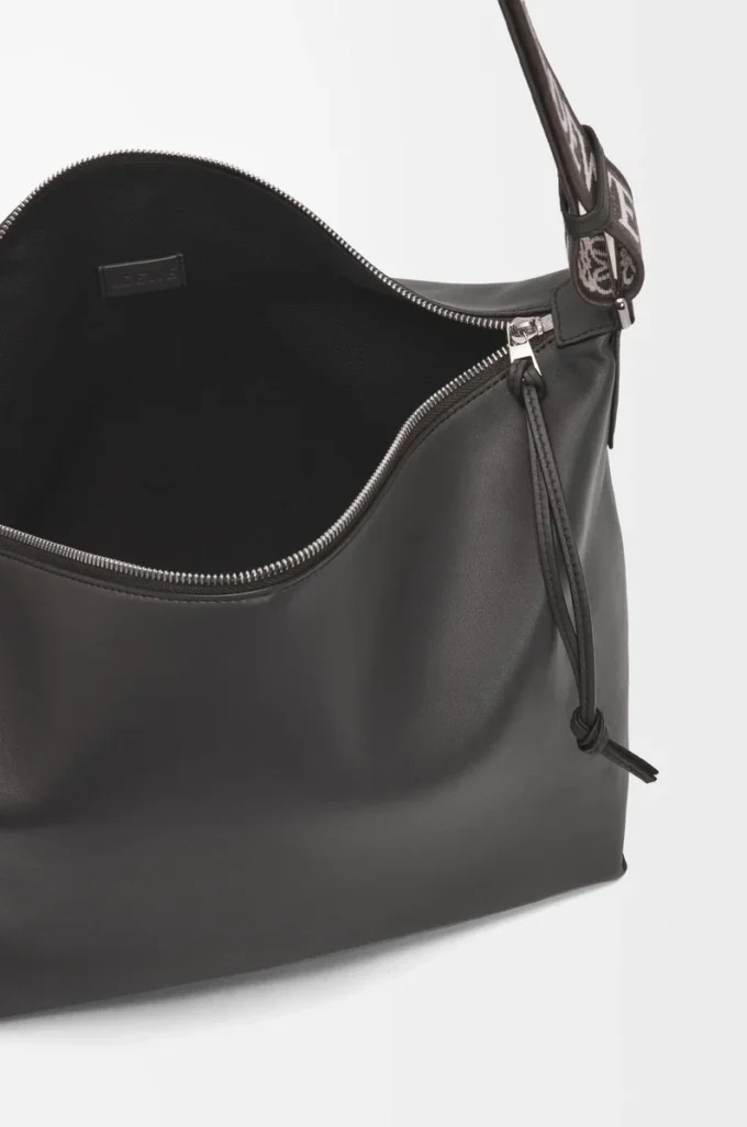 Cubi crossbody-väska i mjukt, smidigt kalvskinn och jacquard Mörkgrå Cubi crossbody-väska i mjukt, smidigt kalvskinn och jacquard Mörkgrå